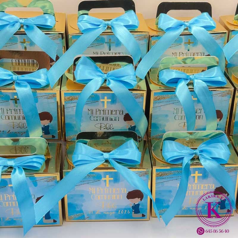 Caja Dorada Artesanal con Lazo Azul – Detalle Elegante para Comunión Caja Dorada Artesanal con Lazo Azul – Detalle Elegante para Comunión