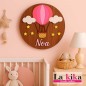 🌸 Letrero infantil personalizado en contrachapado de nogal con globo rosa y nombre – Ø25 cm