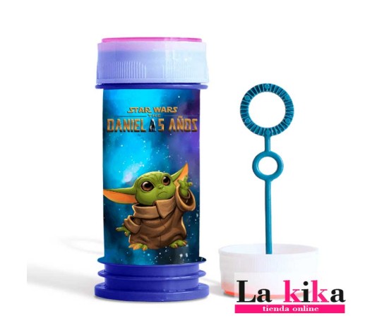 Pomperos personalizados inspirados en Baby Yoda con nombre y fecha para cumpleaños infantiles