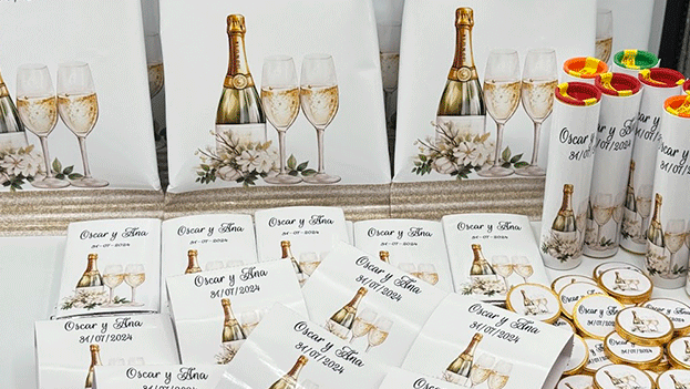 --Paquete-de-Gusanitos-Personalizados-para-Boda-con-Diseño-de-Copas-y-Botella-de-Champán.png